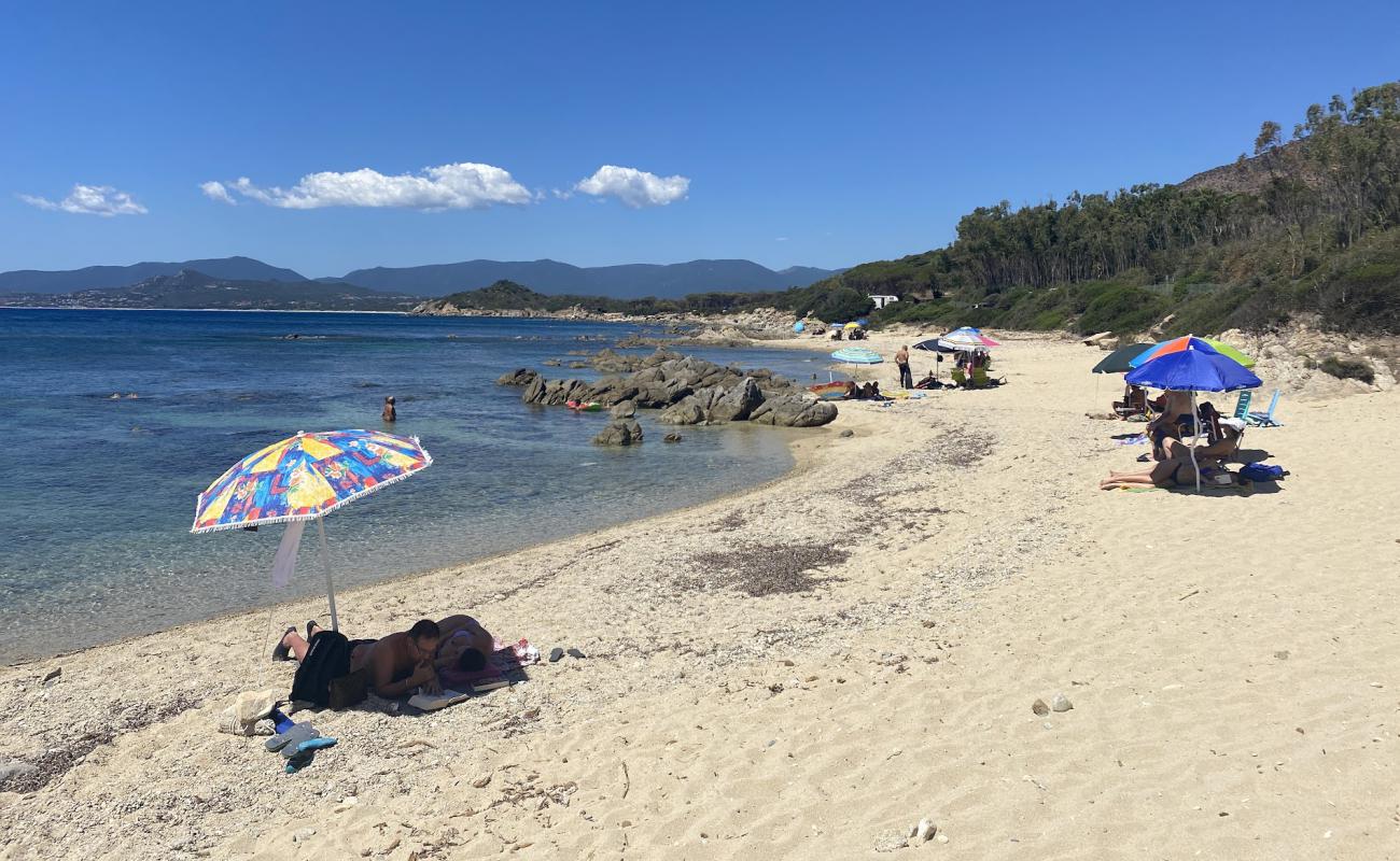 Photo de Perda S'Acchiloni Beach avec sable beige & pierres de surface