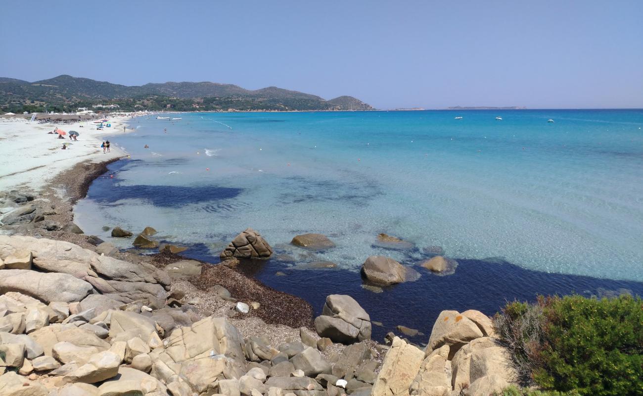 Photo de Simius Beach avec sable beige fin de surface