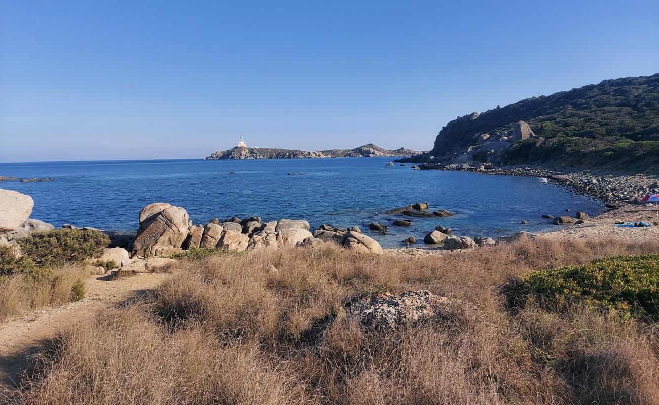 Photo de Cala Burroni Beach avec sable gris & rochers de surface