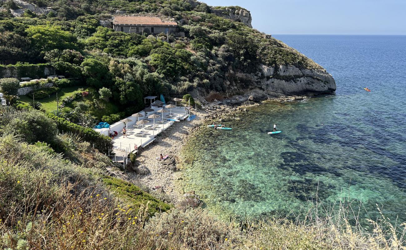 Photo de Spiaggia Cala Murr'e Porcu avec roches de surface