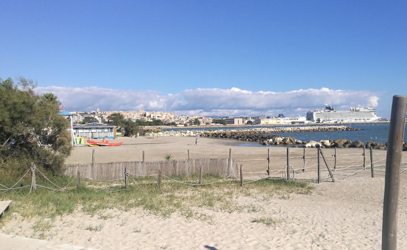 Photo de Giorgino Beach avec sable beige de surface