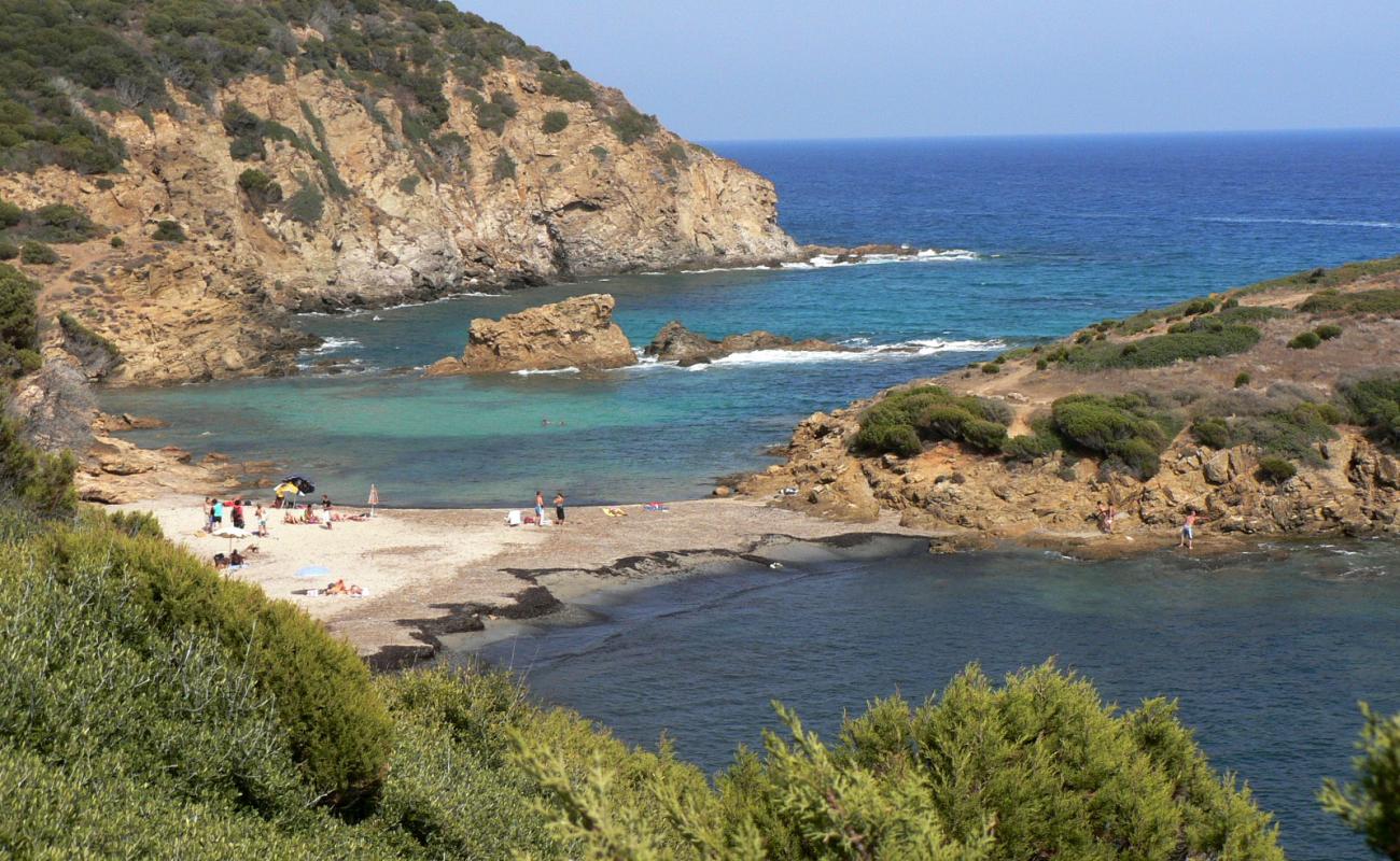 Photo de Cala Petra Delfina avec sable beige de surface