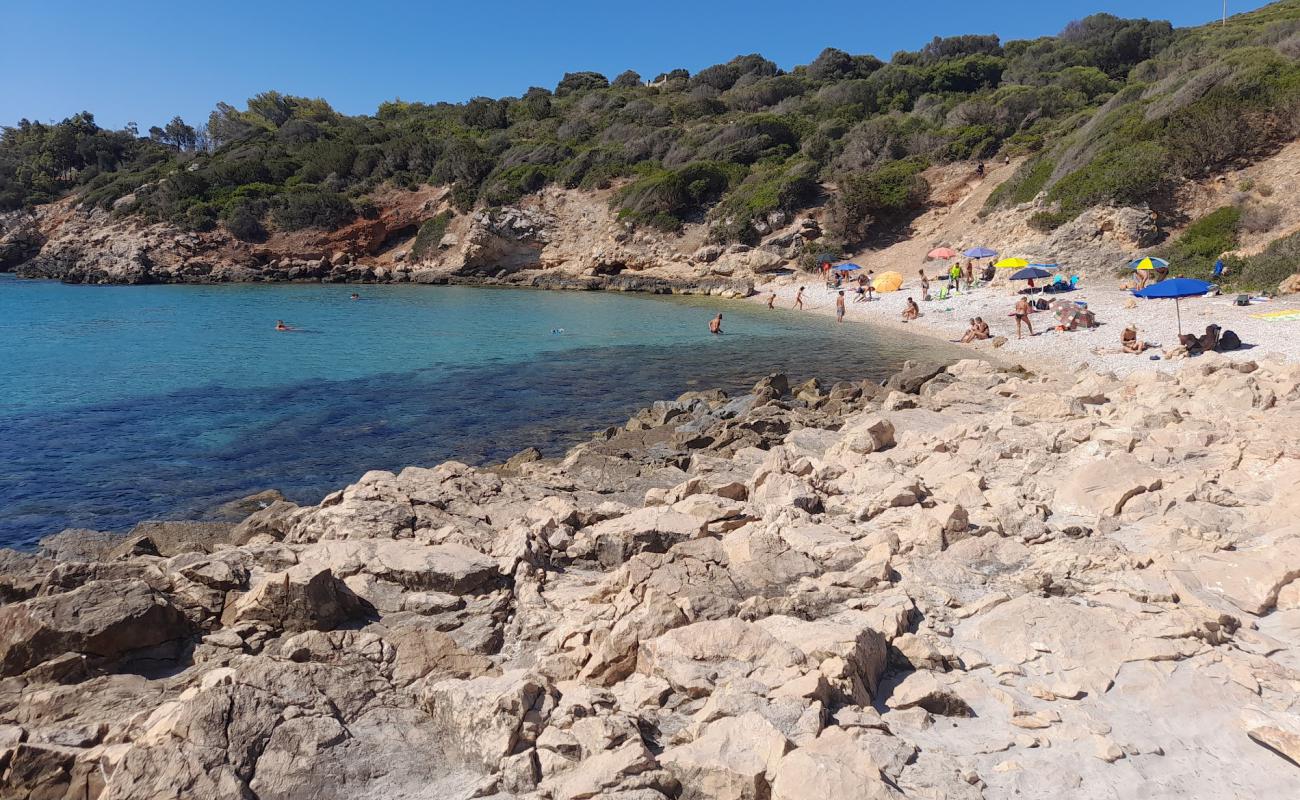 Photo de Spiaggia di Portixeddu Accuau avec caillou clair de surface