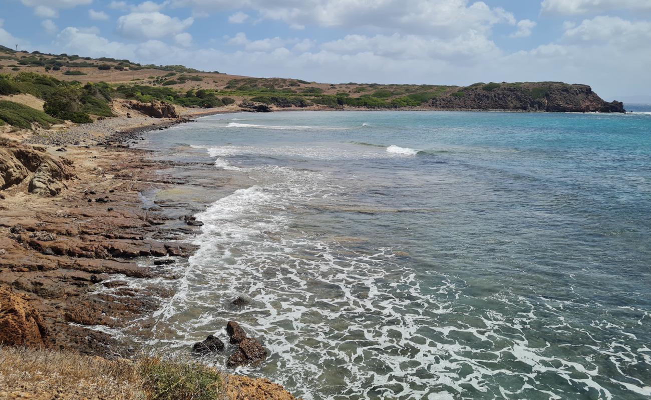 Photo de Spiaggia di Capo Sperone avec sable gris avec roches de surface