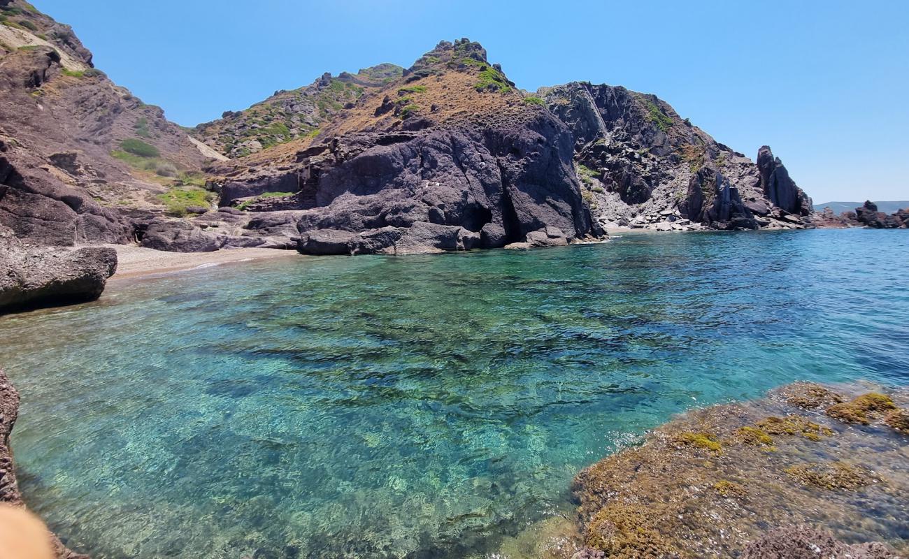 Photo de Porto Raffa Beach avec petits galets beige de surface