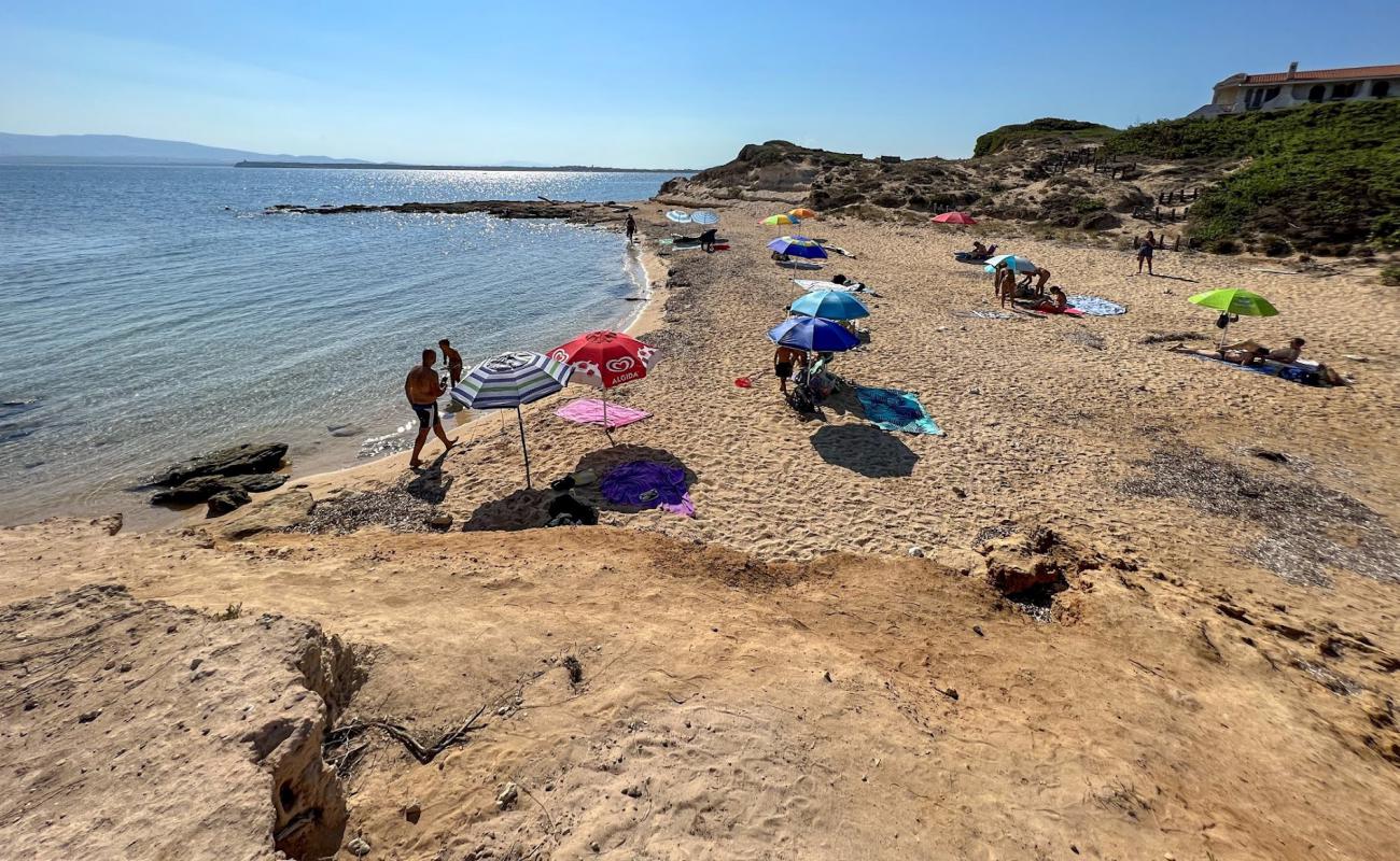 Photo de Spiaggia Su Pallosu avec sable lumineux de surface