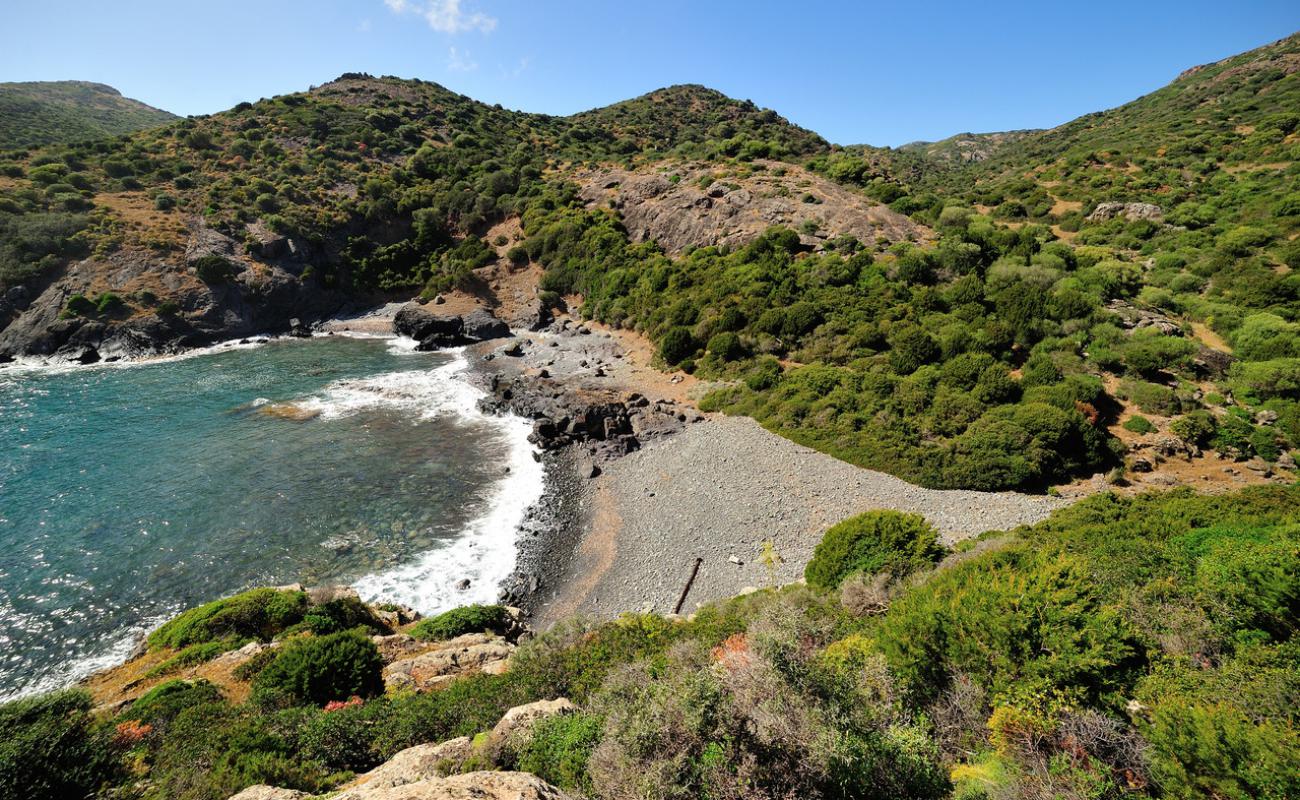 Photo de Cala Bernardu avec caillou gris de surface