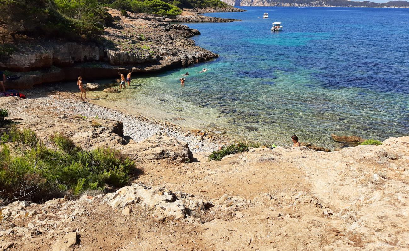 Photo de Cala Bramassa avec galets beige de surface
