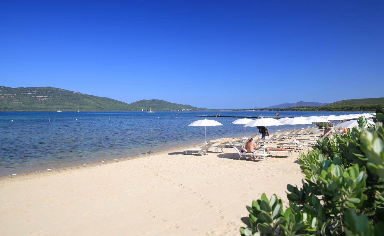 Photo de Spiaggia di Maristella avec sable lumineux de surface