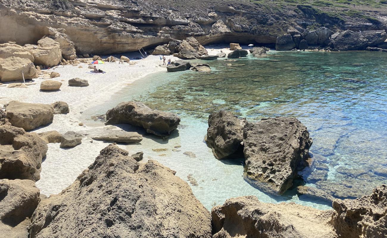 Photo de Cala Unia avec caillou fin clair de surface