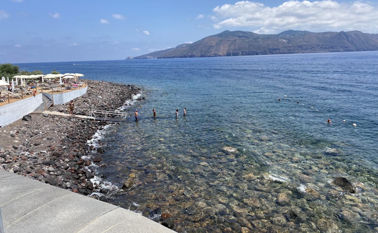 Photo de Spiaggia Punta Brigantino avec terrain rocheux de surface