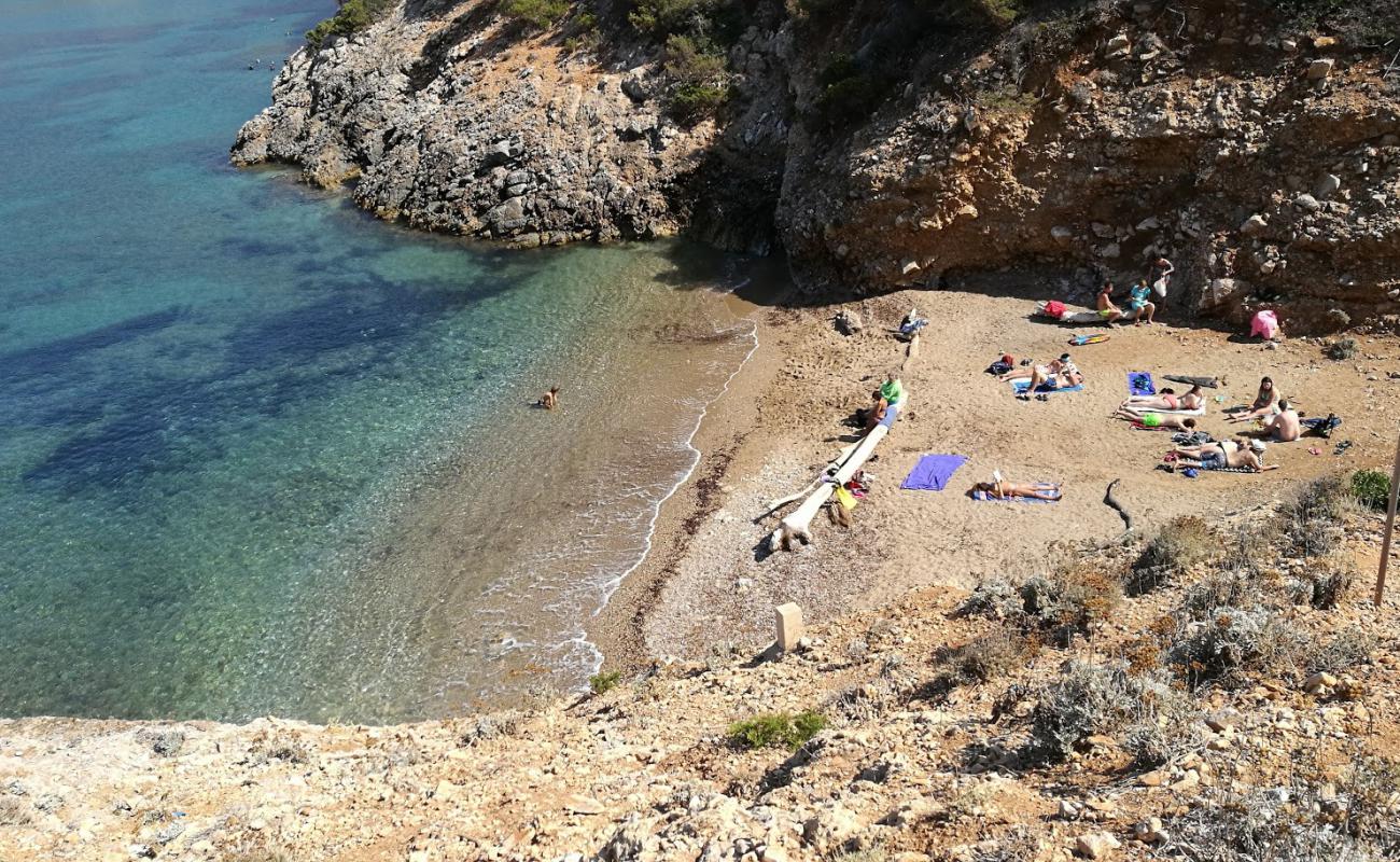 Photo de Spiaggia di Pertuso avec sable brillant et rochers de surface