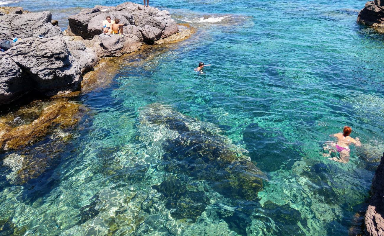 Photo de Spiaggia della Punta avec roches de surface