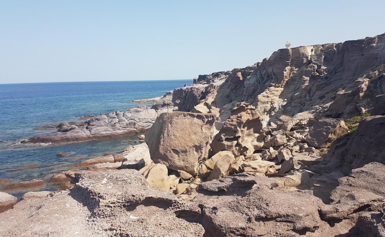 Photo de Spiaggia dell'Isola Piana avec sable lumineux de surface