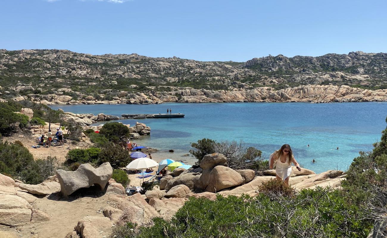 Photo de Cala Carlotto avec sable lumineux de surface