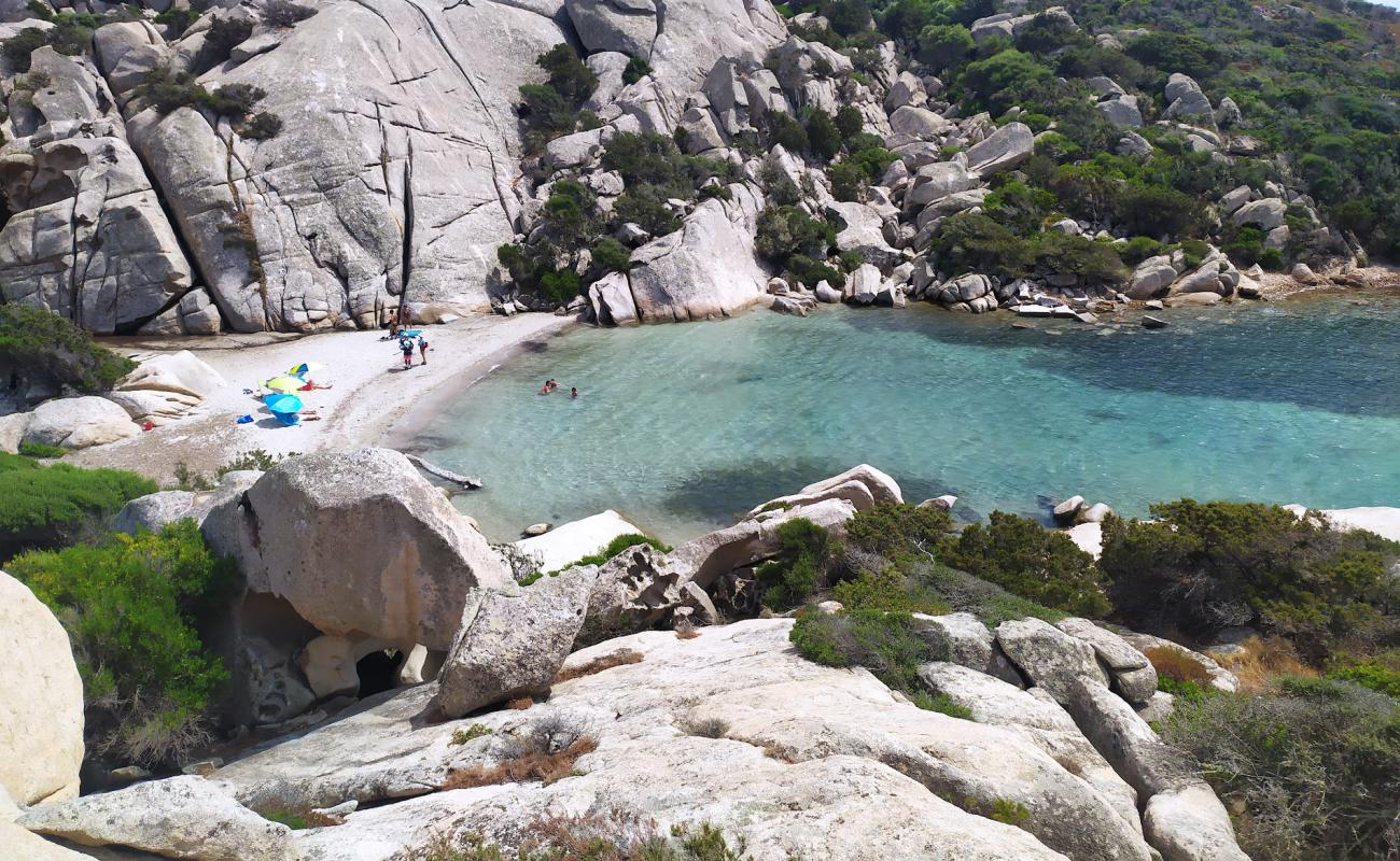 Photo de Cala Caprarese avec sable lumineux de surface