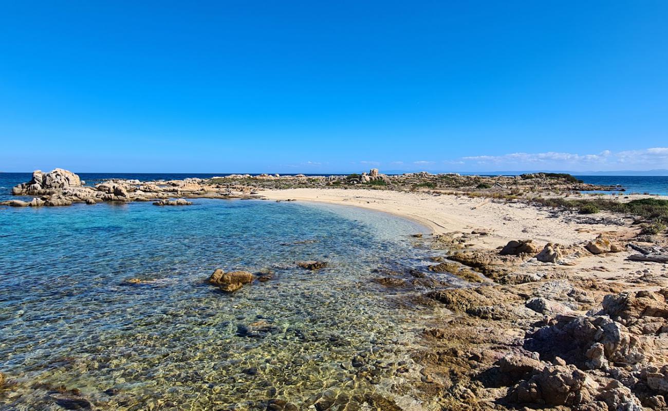 Photo de Cala Sant'Andrea Beach avec petits galets beige de surface