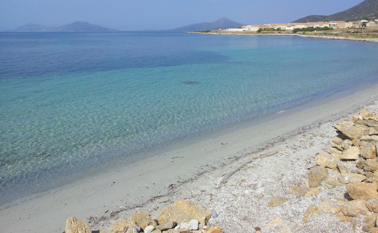 Photo de Cala Trabuccato Beach avec sable beige & pierres de surface