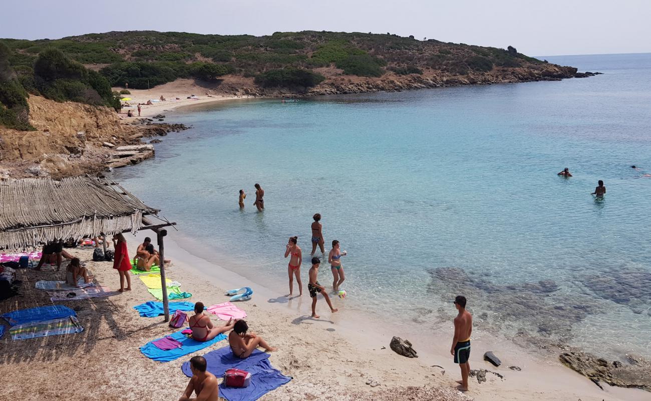 Photo de Cala Sabina avec sable beige de surface