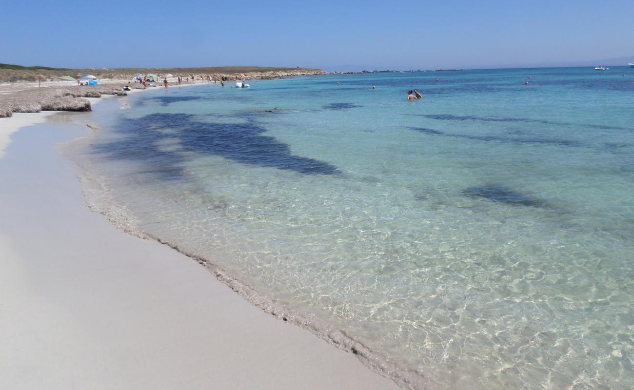 Photo de Spiaggia le Saline avec sable lumineux de surface