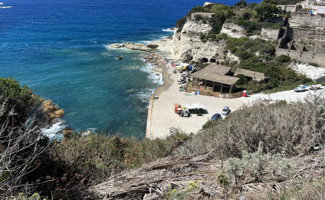 Photo de Cala dell'Acqua avec roches de surface