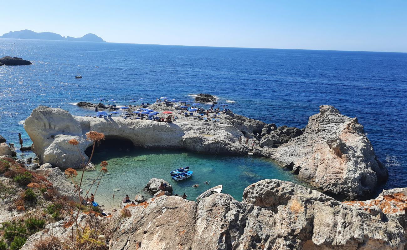 Photo de Cala Fonte avec roches de surface