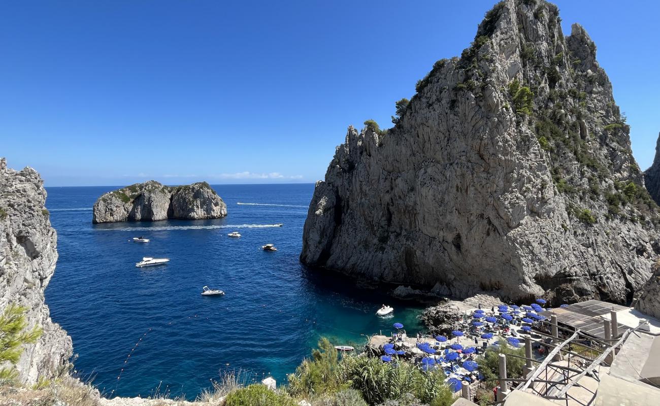 Photo de Spiaggia Da Luigi Ai Faraglioni avec béton de surface