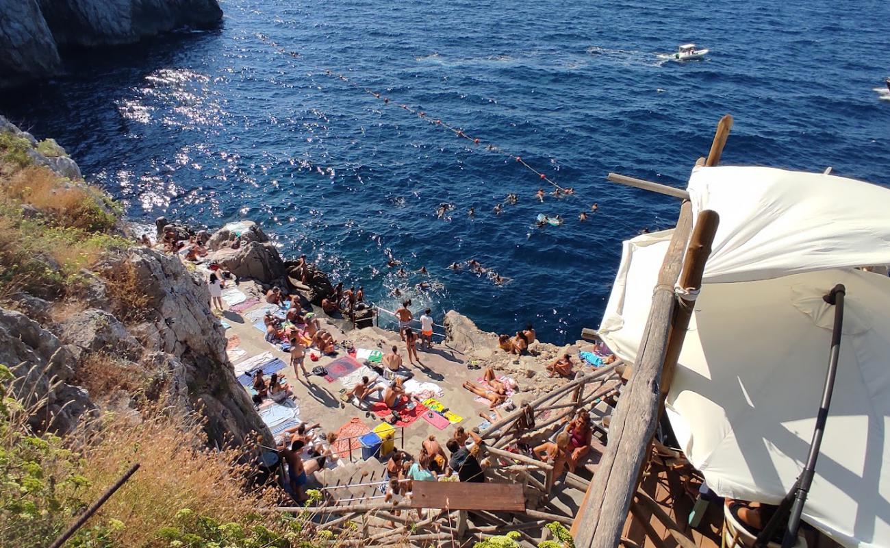 Photo de Spiaggia Gradola avec roches de surface