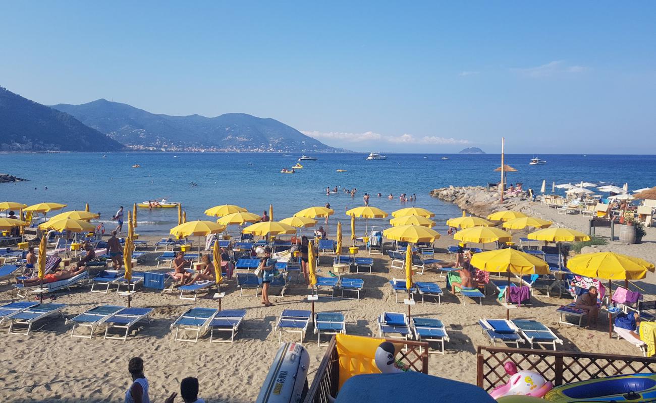 Photo de Bagni Capo Mele avec sable gris de surface