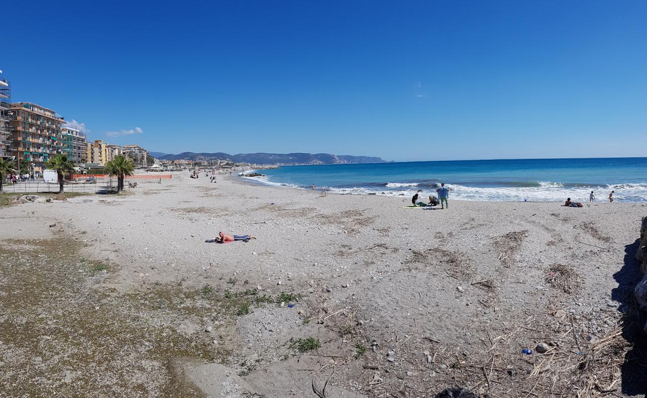 Photo de Spiaggia di Borghetto avec caillou fin gris de surface