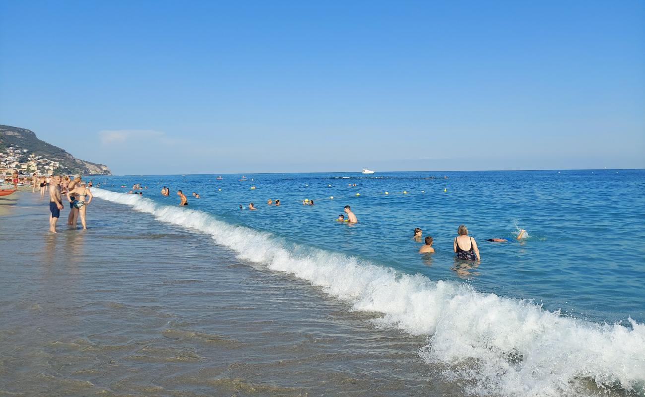 Photo de Spiaggia di Borgio avec caillou fin gris de surface