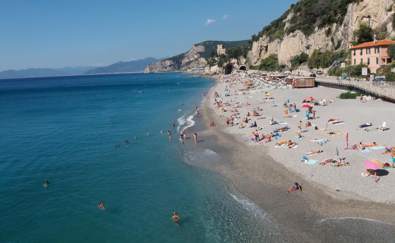 Photo de Spiaggia libera del Castelletto avec caillou fin gris de surface