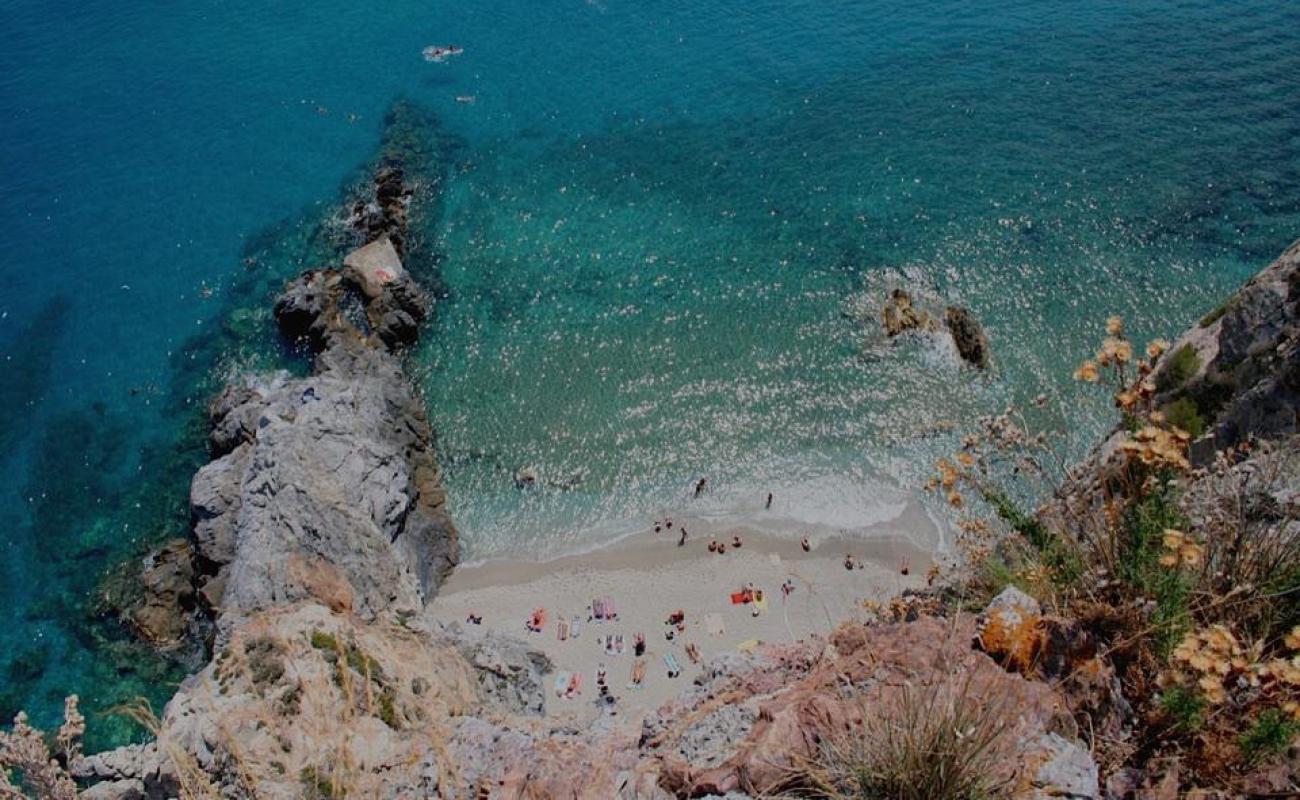 Photo de Spiaggia di Punta Crena avec caillou fin gris de surface