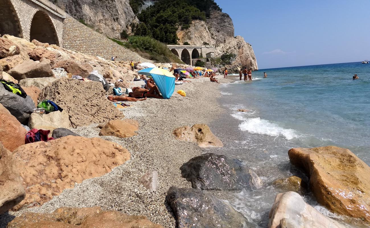 Photo de Spiagge di Tueste avec roches de surface