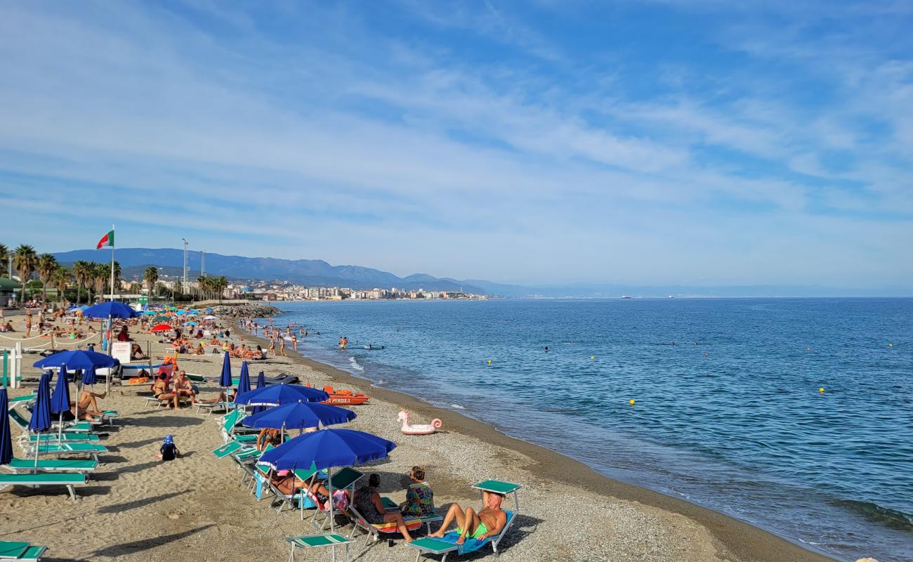 Photo de Spiaggia di Zinola avec sable lumineux de surface