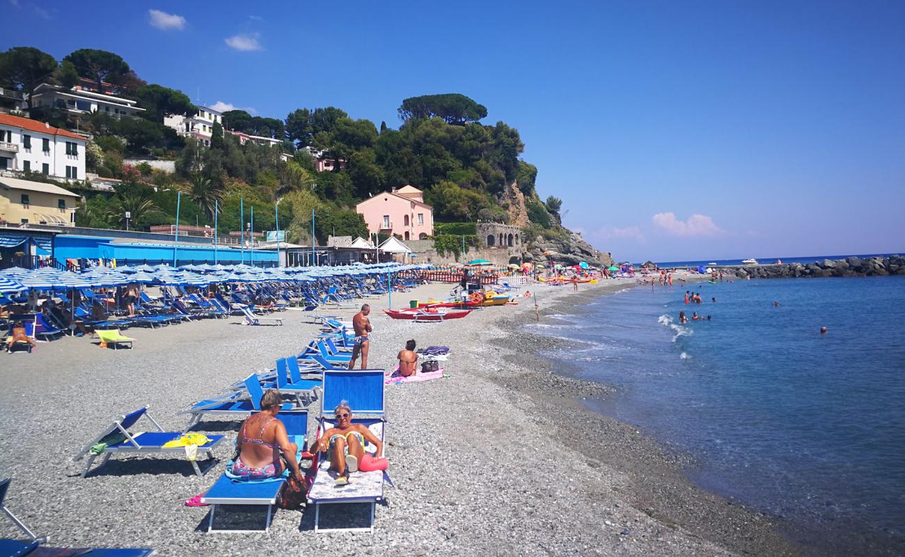 Photo de L'Ultima Spiaggia avec sable gris avec caillou de surface