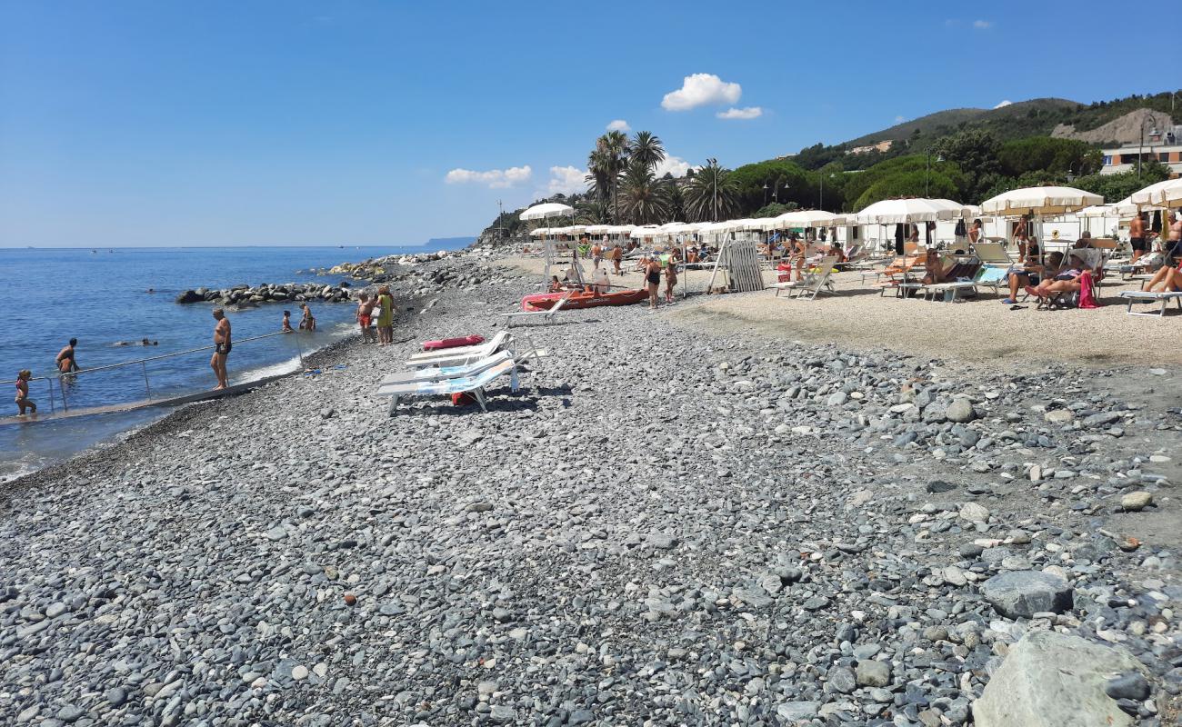 Photo de Spiaggia Libera Carretta Cogoleto avec sable gris avec caillou de surface