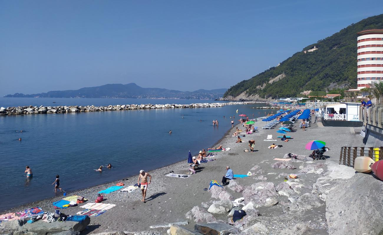 Photo de La spiaggia di Preli a Chiavari avec sable gris avec caillou de surface