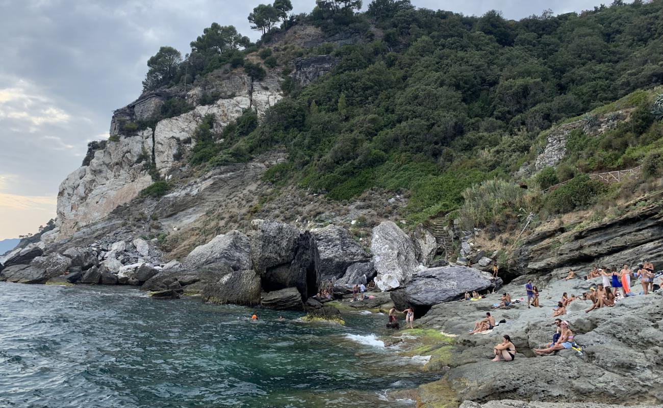 Photo de Falesia della Punta Bianca avec roches de surface