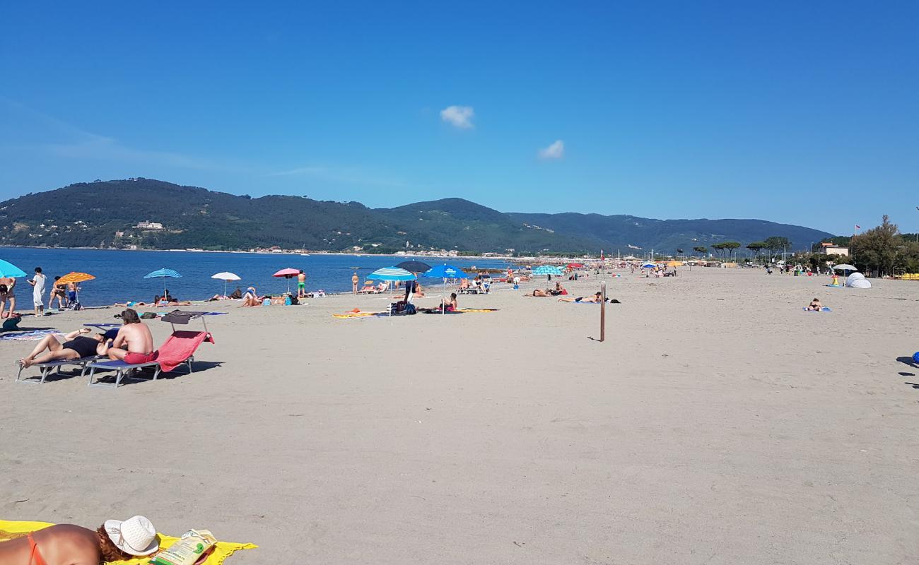 Photo de Marinella di Sarzana Beach avec sable beige fin de surface