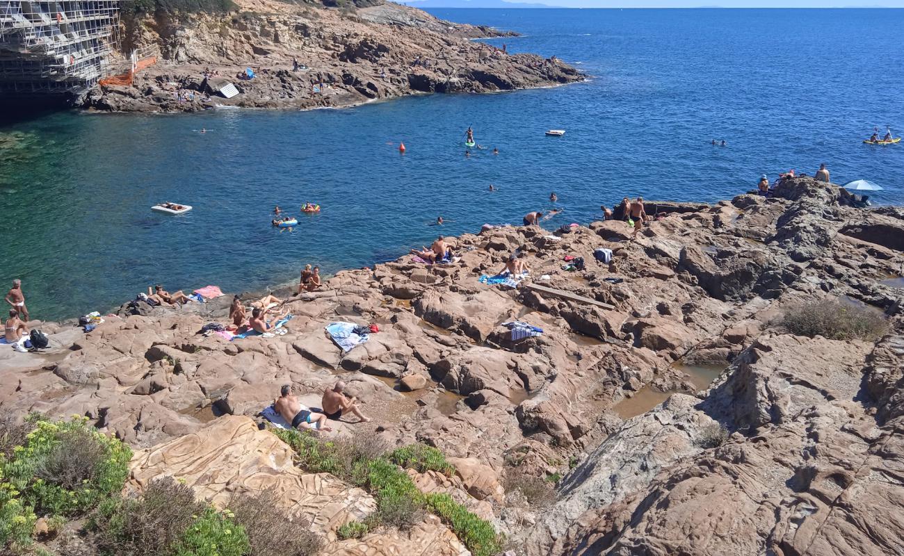 Photo de Calafuria Beach avec rocky shore de surface