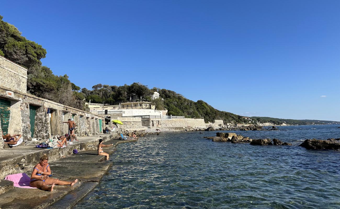 Photo de Spiaggia Margherita avec roches de surface