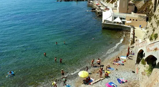 Spiaggia sotto Piazza Bovio