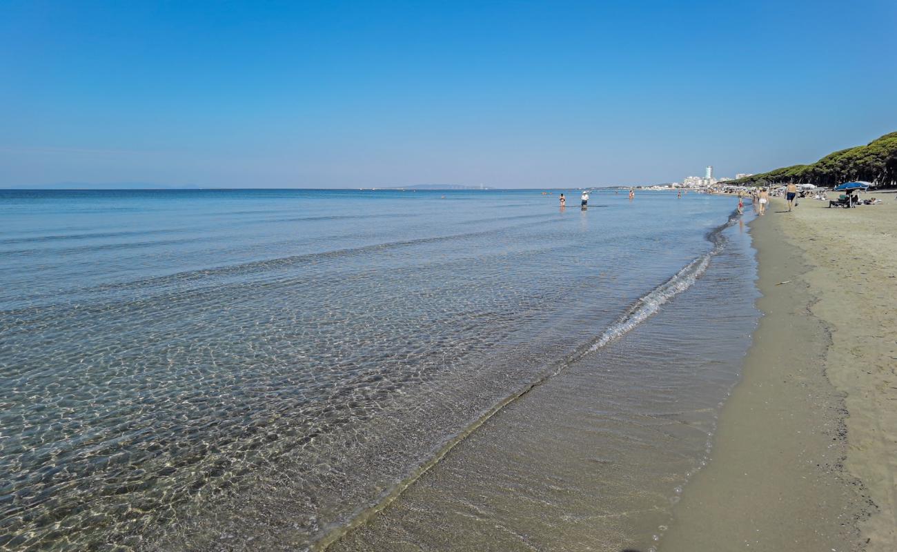 Photo de Spiaggia libera Colonia Marina avec sable lumineux de surface