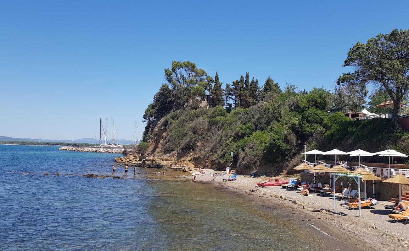 Photo de Cala Felice avec sable gris avec roches de surface