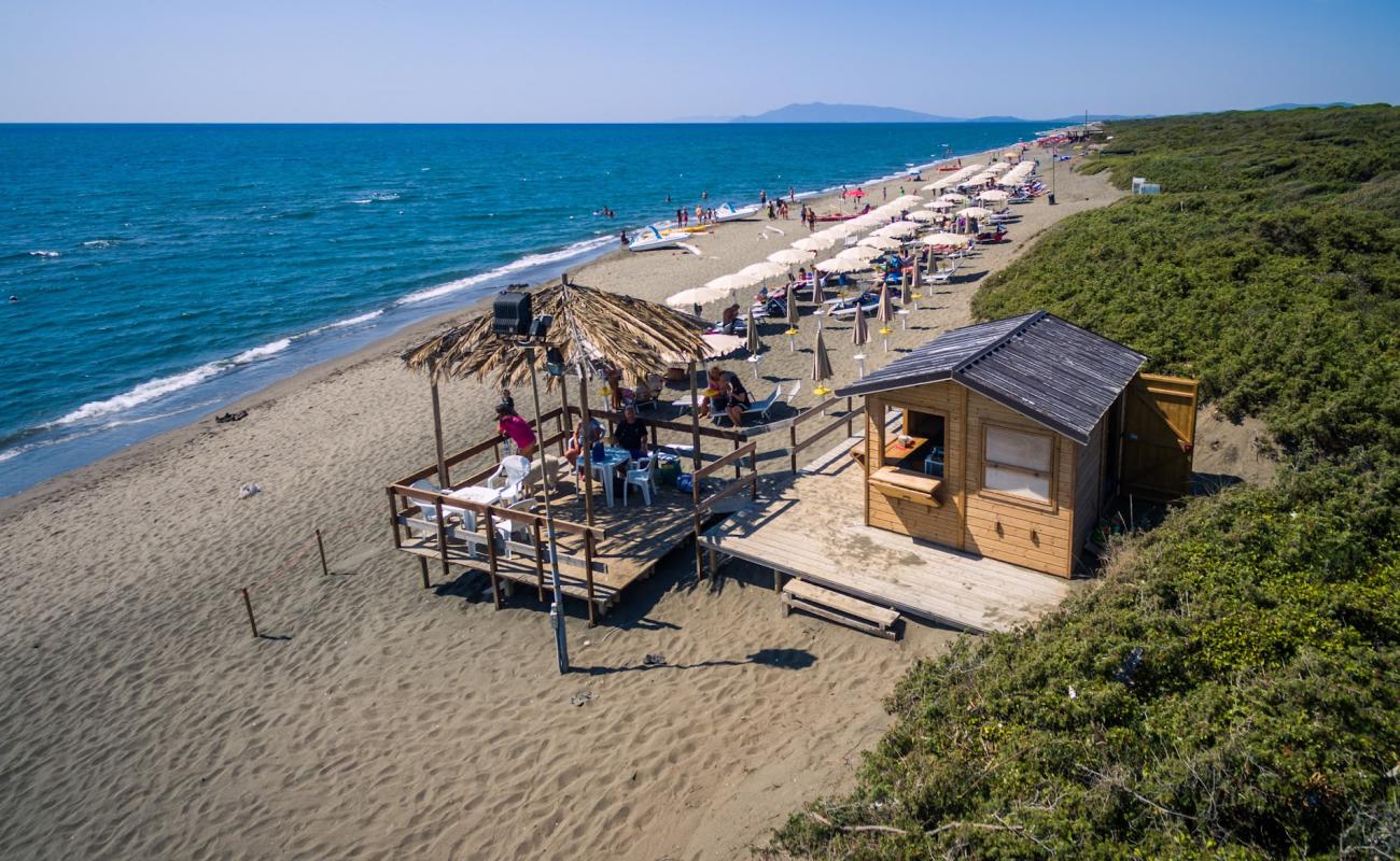 Photo de Spiaggia di Pescia Romana avec sable lumineux de surface