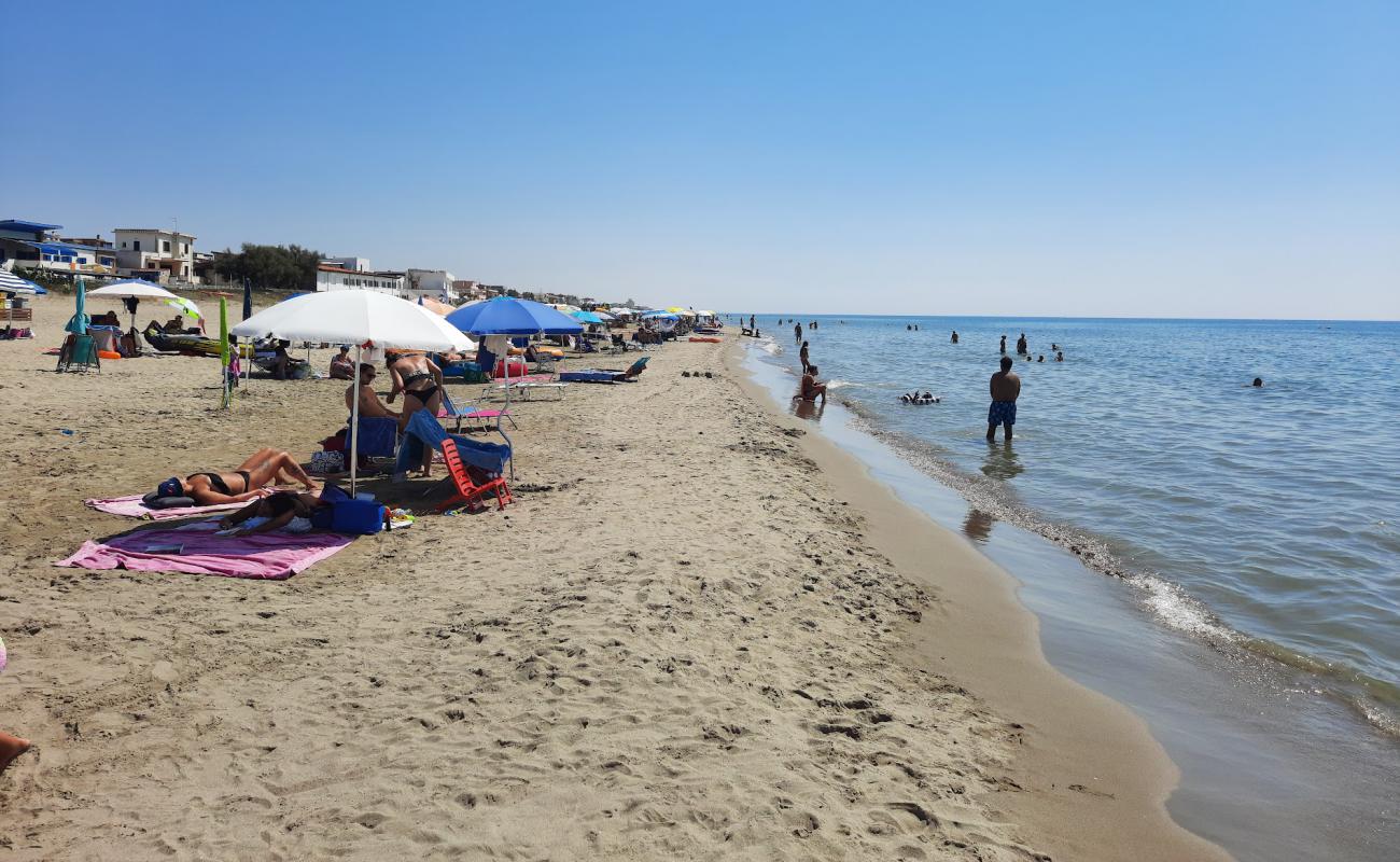 Photo de Spiaggia di Torvaianica avec sable lumineux de surface