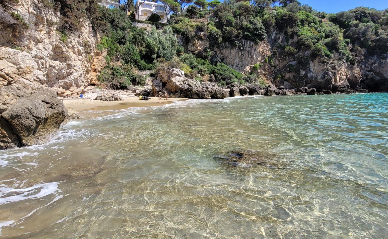 Photo de Cala dei 40 Remi avec sable lumineux de surface