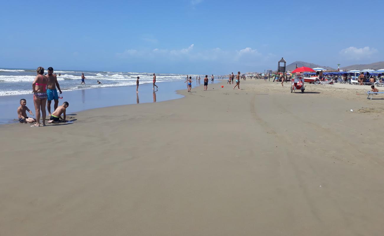 Photo de Mondragone Beach avec sable beige fin de surface