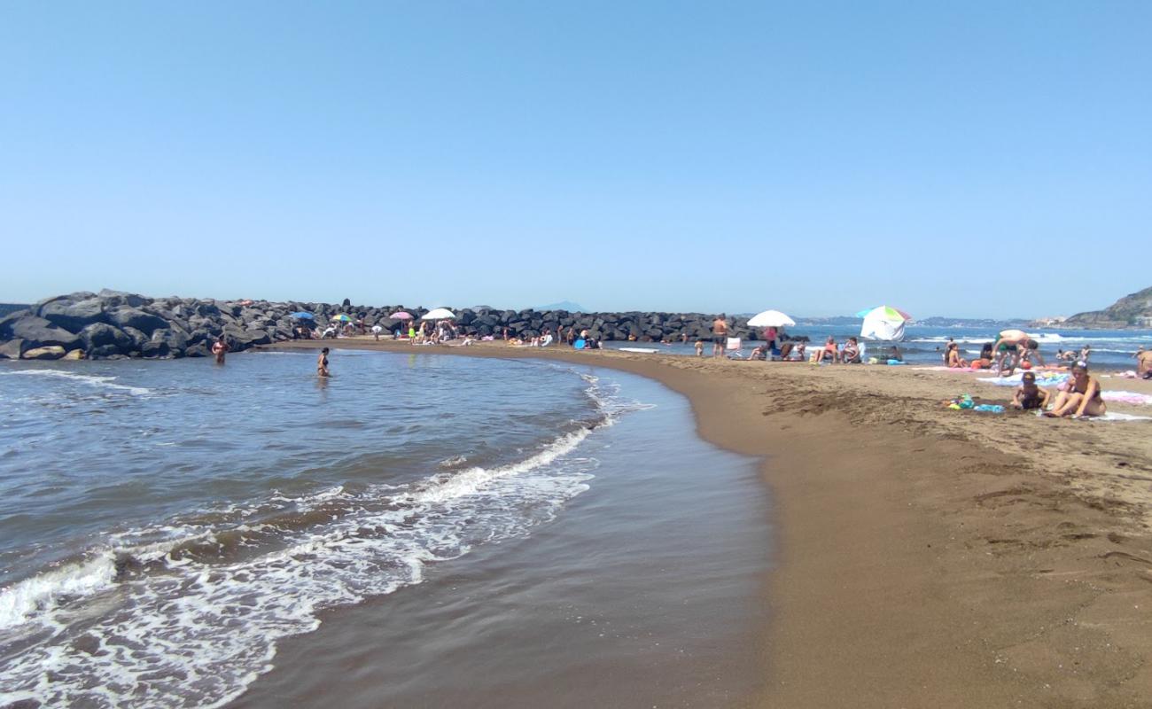 Photo de Bagnoli Beach avec sable brun de surface